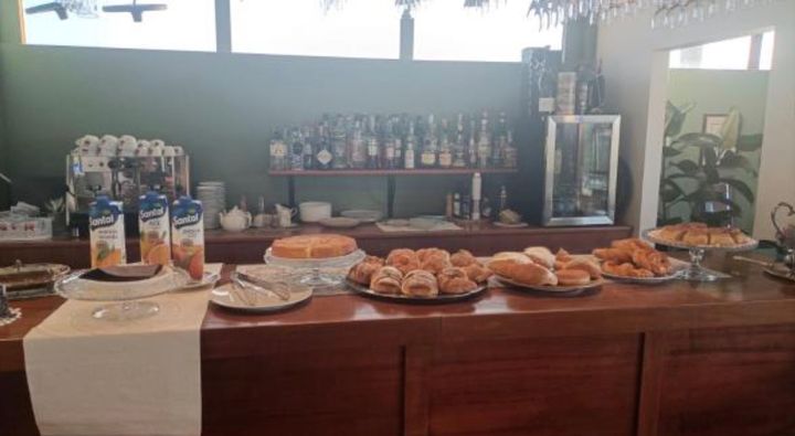 Il buffet dolce: cornetti, torte e succhi