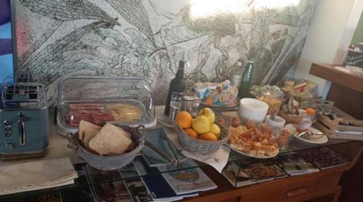 Il buffet salato: affettati, formaggi, pane, uova e frutta