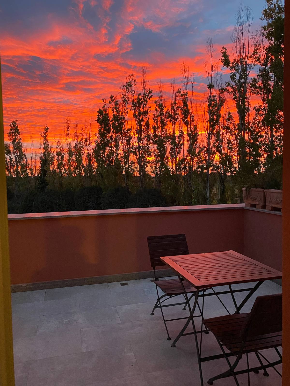 La terrazza del primo piano al tramonto
