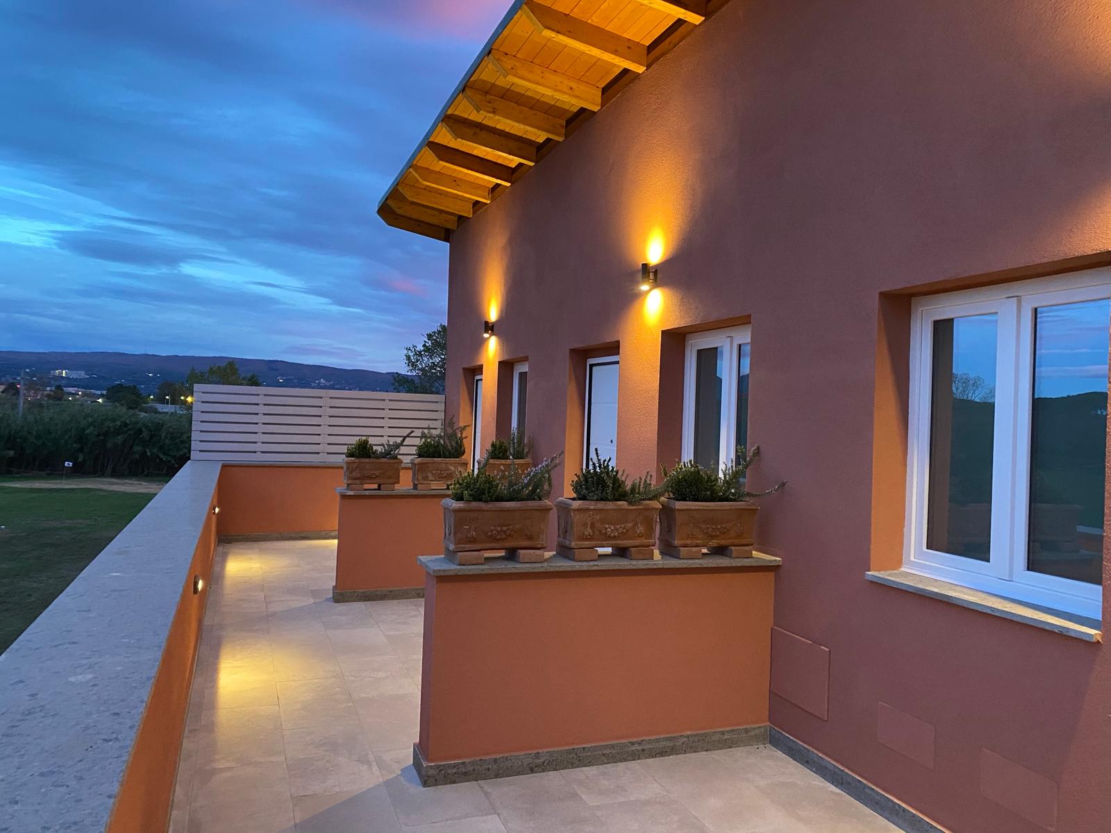 La terrazza del primo piano la sera, con le fioriere