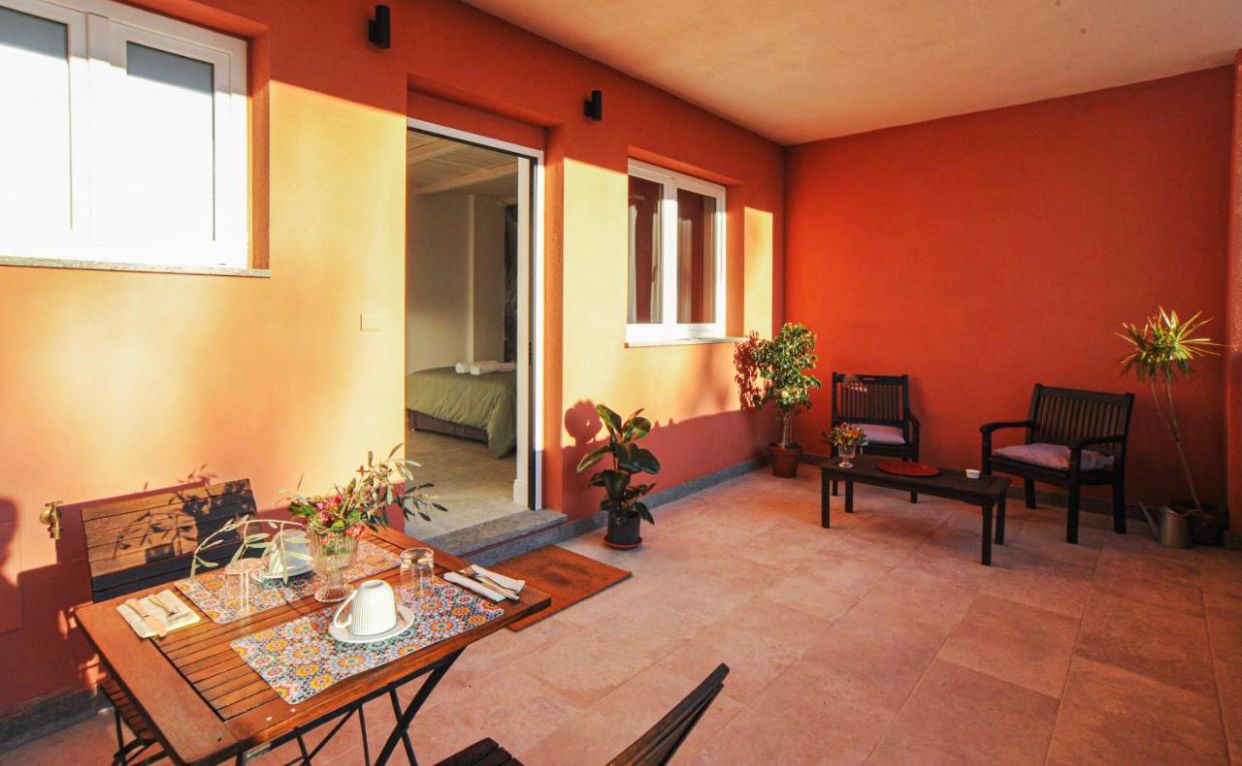 Il patio coperto davanti alla camera, con tavolo e sedie
