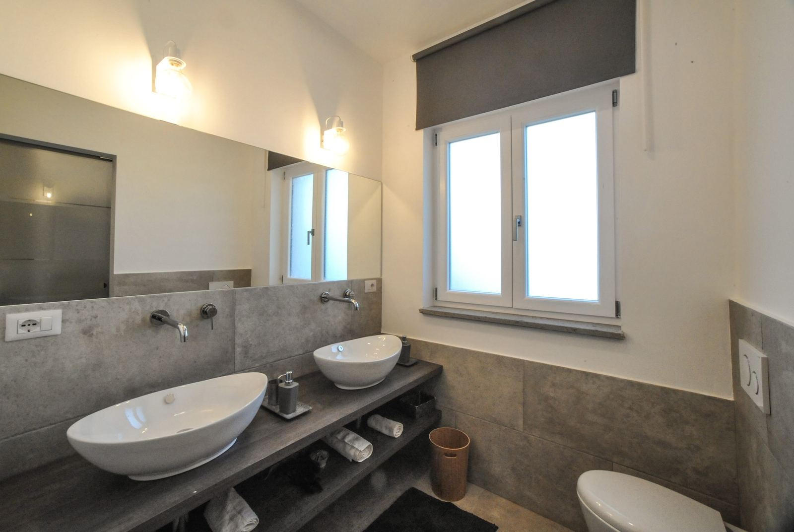 Il bagno con doppio lavabo e finestra