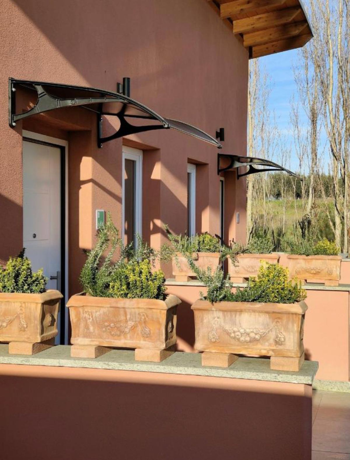 Gli ingressi privati delle camere sulla terrazza del primo piano
