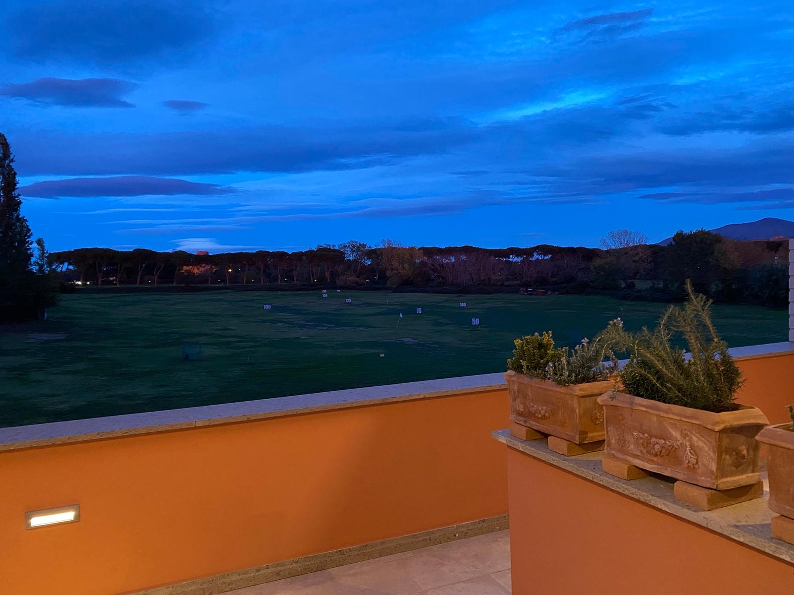 Il campo pratica visto dalla terrazza del primo piano, la sera